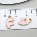 Coppia di ciondoli lettera F in smalto rosa e metallo dorato per gioielli DIY - Lettera F