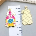Pendentif nain de Pâques coloré avec oreilles de lapin et œuf, alliage 3,2 cm - Style Lapin en Émail Rose (21711)