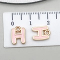 Ciondolo a lettera H in smalto rosa e lega dorata per creazione di gioielli, 10mm altezza - Lettera H