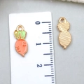 Pendentif carotte pour bijoux DIY en émail orange et finition dorée, hauteur 20mm - Style Carotte en Émail Orange (23080)