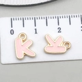 Ciondolo lettera K in smalto rosa con bordo dorato per creazione gioielli DIY - Lettera K