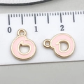 Ciondolo lettera in smalto rosa con bordo dorato per gioielli DIY, diametro 1,2 cm - Lettera O