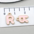 Ciondolo lettera R in smalto rosa con placcatura dorata per gioielli fai da te - Lettera R