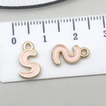 Ciondolo lettera S in smalto rosa e lega dorata per creazione gioielli DIY da 1,5cm - Lettera S