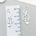 Silberner Violinschlüssel-Anhänger mit Lineal zur Anzeige der Höhe von etwa 2,5 cm - Antiksilber Musiknote (10x25mm)