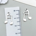 Detailansicht silberner Musiknoten-Anhänger 21x12mm für DIY-Schmuckherstellung - Antiksilber Musiknote (11x16mm)