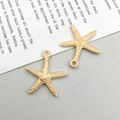 Détails de deux breloques étoiles de mer dorées avec texture grainée et anneau d'attache - Étoile de Mer (18.5x20mm)