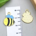 Emaille bijenbedel voor sieraden met geel zwarte strepen en gouden afwerking 2cm - Gele Emaille Bij Stijl