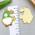 Emaille kabouter hanger met bijenkorf en goudkleurige achterkant voor doe-het-zelf - Groene Emaille Gnoom Stijl