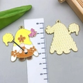 Gekleurde kabouter emaille hanger in goudlook met gedetailleerde druppelolie-afwerking - Gele Emaille Imker Stijl