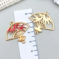 Detail van waaiervormige hangers met liniaal die 3cm breedte toont voor sieraden maken - Rode Emaille Holle Bamboewaaier (22457)