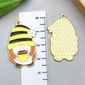Gnoom emaille hanger met gele strepen en honingpot in een tweedelige legeringsset - Gele Emaille Imker Stijl