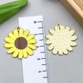 Geel emaille zonnebloem hanger met gouden metalen achterkant voor DIY sieraden maken - Gele Emaille Madeliefje Stijl