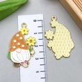 Gekleurde gnome hanger van legering voor sieraden met oranje polkadot hoed en gouden rug - Bruine Emaille Gnoom Stijl