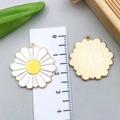 Madeliefje emaille hangers in wit en goud voor DIY handgemaakte sieraden maken - Witte Emaille Madeliefje Stijl
