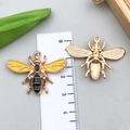 Voor- en achterkant van geel en zwart emaille bijenhangers voor DIY sieraden maken - Gele Emaille Bij Stijl