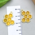 Gouden honingraat bedeltje met geel emaille voor DIY sieraden maken 2,1 cm - Lichtgele Emaille Bijenkorf Stijl