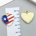 Pendentif cœur drapeau américain avec finition émail et dos en métal doré - Style Cœur à Rayures (23127)