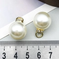 Detalle macro del colgante de perla de 16mm con aro de strass y enganche dorado para joyas - 14x14mm / Oro + Blanco (16156)