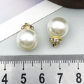 Detalle del colgante de perla de 20mm con borde de strass dorado y regla de escala - 12x12mm / Oro + Blanco (16157)