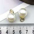 Primer plano de colgantes de perlas con strass dorados y referencia de tamaño - 10x10mm / Oro + Blanco (16158)
