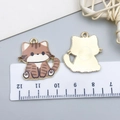 Detailweergave van de emaille kattenhangers met voor- en achterkant en een liniaal - 1 Stuk / Donker Koffie