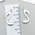 Silberne Musiknoten-Anhänger für Schmuck, 2,5 cm Höhe, antiker Legierungs-Metallanhänger - Antiksilber Musikinstrument Symbol (23x13mm)