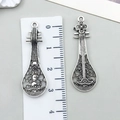 Anhänger in Form eines Musikinstruments aus antikem Silber mit filigranen Schnitzereien - Antiksilber Musikinstrument Pipa (36x12mm)