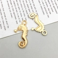 Set de deux breloques hippocampe dorées KC pour bijoux DIY avec détails d'écailles - Hippocampe (15x30mm)