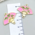 Roze waaiervormige hanger met groene bamboebladeren en goudkleurige rand voor sieraden - Roze Emaille Bamboewaaier (22447)