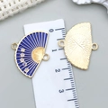 Blauwe geëmailleerde waaiervormige hanger met witte bloem en gouden afwerking - Paarsblauwe Emaille Pruimenbloesemwaaier (22451)