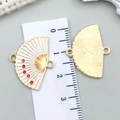Witte emaille waaier hanger met rode bloemen en dubbele ringen, 22mm sieraad bedeltje - Witte Emaille Pruimenbloesemwaaier (22452)