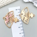 Gouden bamboe waaier hanger met roze emaille details en meetlat voor DIY sieraden - Roze Emaille Holle Bamboewaaier (22455)