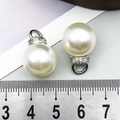 Colgante de perla sintética con aro de strass y cierre plateado para joyería artesanal - Plata + Blanco (16500)