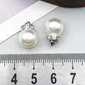 Colgante de perla sintética con strass y base plateada para pulseras y collares - Plata + Blanco (16502)