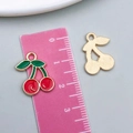 Détail macro de pendentifs cerise en émail rouge avec règle pour bijoux DIY - Cerise Rouge (8621) / 15x18mm