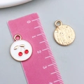 Détail du pendentif cerise de 18mm avec émail rouge et texture métallique dorée - Cerise Ronde Blanche (21375) / 17x13mm
