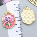Pendentif fleur style Monet rétro avec émail rose et perle d'imitation dorée - Fleur violette perle (23583) / 1 Pièce (28x19x4mm) / Rose fuchsia moucheté d'or