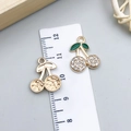 Goldener Kirsch-Anhänger mit Strasssteinen und grünem Emaille für DIY-Schmuck - Rote Emaille Kirsche Stil (23403)
