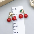 Paar rote Kirsch-Emaille-Anhänger mit Goldbasis für DIY-Schmuckherstellung und Basteln - Rote Emaille Kirsche Stil (23408)