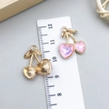 Goldener Kirsch-Anhänger mit rosa Herz-Kristallen und strukturierter Rückseite - Rote Emaille Kirsche Stil (23410)