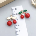 Rote Kirsch-Anhänger aus Legierung mit grünen Blättern für DIY-Schmuckherstellung - Rote Emaille Kirsche Stil (23413)