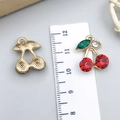 Roter Kirsch-Anhänger mit Kristallen und goldener Metallbasis für DIY-Schmuckstücke - Rote Emaille Kirsche Stil (23414)