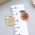 Goldener roter Strass-Apfelanhänger für DIY-Schmuck mit Lineal zur Größenanzeige - Rote Emaille Erdbeere Stil (23417)
