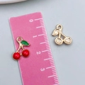 Pendentif cerise en émail rouge avec détails dorés et échelle de 1,8cm pour bijoux DIY - Cerise Rouge (11052) / 10x13mm