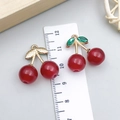 Roter Kirsch-Anhänger aus Legierung mit Goldstiel und Kristallen für DIY-Schmuck - Rote Emaille Kirsche Stil (23418)