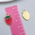 Pendentif fraise en émail rouge avec base dorée et règle de mesure de précision - Fraise Rouge (21358) / 18x11mm