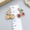 Roter Kirsch-Anhänger mit herzförmigem Edelstein und grünem Emaille für DIY-Schmuck - Rote Emaille Kirsche Stil (23421)