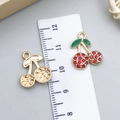 Rote Kirsch-Anhänger aus Legierung mit Strass und grünem Emaille für DIY-Schmuck - Rote Emaille Kirsche Stil (23424)