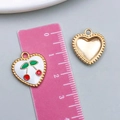 Pendentif cœur en émail blanc avec motif cerise et bordure perlée dorée - Cœur Blanc Cerise (23385) / 17x16mm